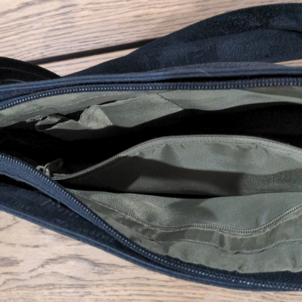 Adjustable crossbody bag/purse. Black - Picture 7 of 10